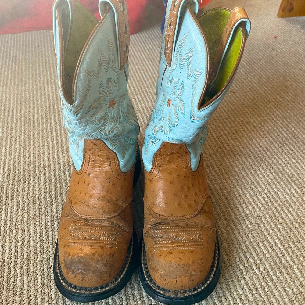 Boots are too small for me and they need someone to wear them